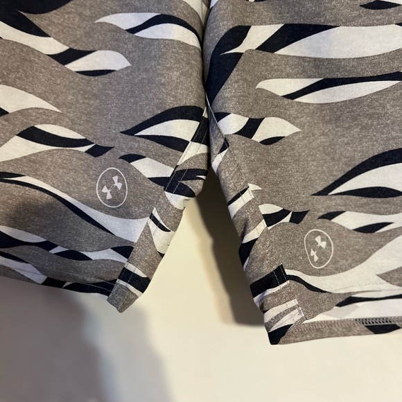 Men's Black and Gray Under Armour Swim Shorts NWOT size 46 waist - Picture 4 of 5